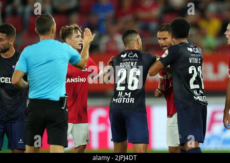 ALKMAAR - Schiedsrichter Guillermo Cuadra Fernandez, Hakon Evjen von AZ, Ruben Fernandes von Gil Vicente FC, Pantelis Hatzidiakos von AZ, Vitor Carvalho Vieira oder Gil Vicente FC während des Play-off-Spiels der UEFA Conference League zwischen AZ Alkmaar und Gil Vicente FC im AFAS-Stadion am 18. August, 2022 in Alkmaar, Niederlande. ANP ED DER POL Stockfoto