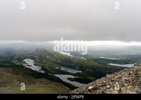 Regenwolke und Blick auf Seen von einem Berggipfel Stockfoto