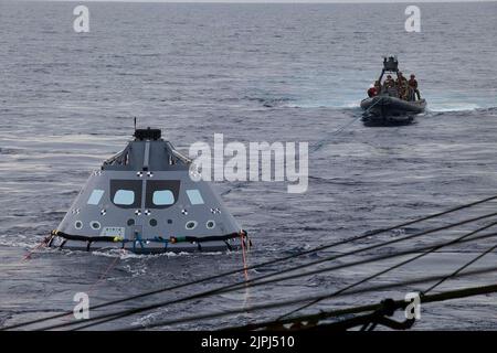 Kennedy Space Center, Florida, USA. 27. Oktober 2016. Taucher der US-Marine und anderes Personal in einem Zodiac-Boot mit starrem Rumpf haben während des laufenden Recovery Test 5 im Pazifischen Ozean vor der Küste Kaliforniens an einer Testversion des Orion-Crew-Moduls Haltegurte befestigt. Das Bodensystementwicklungs- und -Betriebsprogramm der NASA und die US-Marine führen eine Reihe von Tests mit der USS San Diego, verschiedenen Wasserfahrzeugen und Ausrüstung durch, um die Wiederherstellung von Orion bei seiner Rückkehr von Tiefraummissionen zu üben. Quelle: NASA/ZUMA Press Wire Service/ZUMAPRESS.com/Alamy Live News Stockfoto