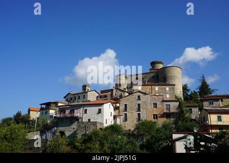 Blick auf die Stadt Bastia. Mit seiner imposanten mittelalterlichen Burg im Zentrum. Bastia. Licciana Nardi. Lunigiana. Toskana. Stockfoto