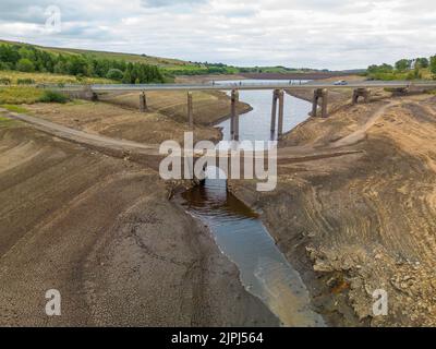 Eine alte Brücke wird während eines der heißesten Sommer in UK 2022 am Baitings Reservoir enthüllt Stockfoto