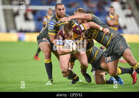 Huddersfield, England - 18.. August 2022 - Luke Yates (13) von Huddersfield Giants übernimmt Daniel Smith und Joe Westerman von Castleford Tigers. Rugby League Betfred Super League Huddersfield Giants vs Castleford Tigers im John Smith's Stadium, Huddersfield, Großbritannien Stockfoto