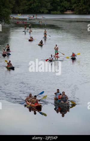 Austin Texas USA, August 14 2022: Kajaker und Stand-up-Paddlebarder teilen sich das Wasser an einem faulen Sommerwochenende-Nachmittag am Lady Bird Lake in der Nähe der Innenstadt. ©Bob Daemmrich Stockfoto