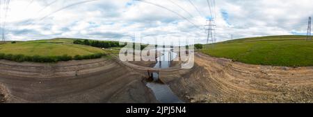 Eine alte Brücke wird während eines der heißesten Sommer in UK 2022 am Baitings Reservoir enthüllt Stockfoto