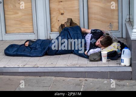 Windsor, Großbritannien. 18.. August 2022. Ein rauer Schläfer ruht sich in der Tür des alten Boots-Ladens in der Peascod Street, Windsor. Quelle: Maureen McLean/Alamy Stockfoto