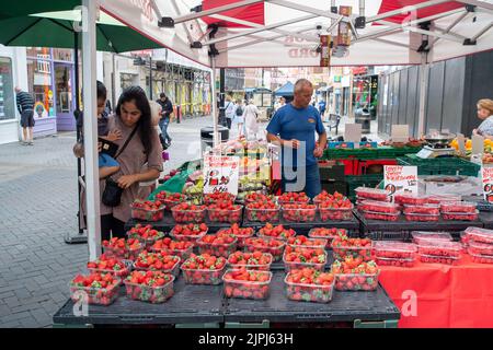 Windsor, Großbritannien. 18.. August 2022. Ein Obst- und Gemüsestand in der Peascod Street, Windsor. Die Inflation muss auf über 10 % steigen, was den Druck auf die Käufer erhöht. Quelle: Maureen McLean/Alamy Stockfoto