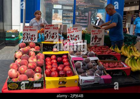 Windsor, Großbritannien. 18.. August 2022. Ein Obst- und Gemüsestand in der Peascod Street, Windsor. Die Inflation muss auf über 10 % steigen, was den Druck auf die Käufer erhöht. Quelle: Maureen McLean/Alamy Stockfoto