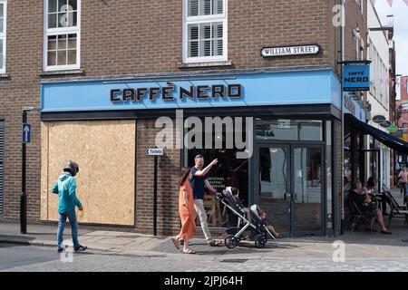 Windsor, Großbritannien. 18.. August 2022. Ein kaputtes Fenster im Café Caffe Nero in Windsor. Quelle: Maureen McLean/Alamy Stockfoto