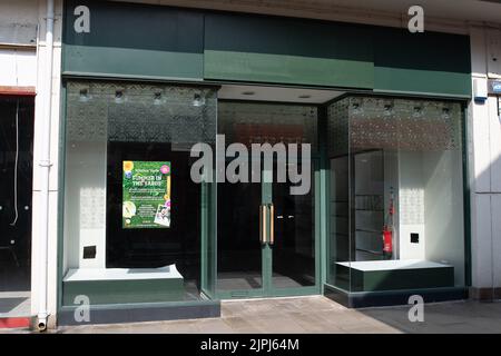 Windsor, Großbritannien. 18.. August 2022. Der Clarks Shoe Shop im Einkaufszentrum Windsor Yards wurde nun geschlossen, sodass in der Stadt noch mehr leere Einzelhandelsgeschäfte zu finden sind. Quelle: Maureen McLean/Alamy Stockfoto