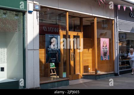 Windsor, Großbritannien. 18.. August 2022. Ein Souvenirladen im Einkaufszentrum Windsor Yards wurde nun geschlossen, sodass in der Stadt noch mehr leere Einzelhandelsgeschäfte übrig bleiben. Quelle: Maureen McLean/Alamy Stockfoto