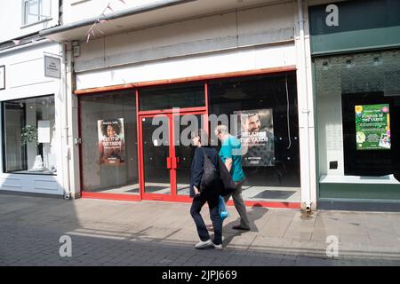 Windsor, Großbritannien. 18.. August 2022. Der Kartenshop Clintons im Einkaufszentrum Windsor Yards wurde nun geschlossen, sodass in der Stadt noch mehr leere Verkaufseinheiten übrig bleiben. Quelle: Maureen McLean/Alamy Stockfoto