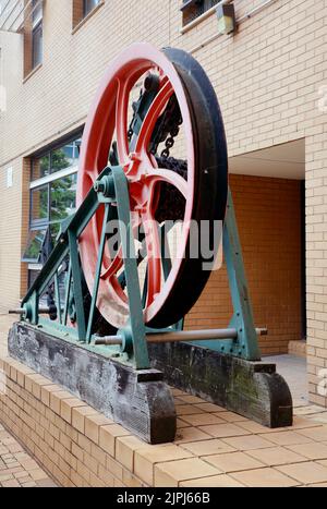 Cardiff. Mechanische Installation als öffentliche Kunst. Wicklungsgetriebe Skulptur / Einbau. August 2022. Sommer. Stockfoto