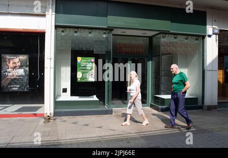 Windsor, Großbritannien. 18.. August 2022. Der Clarks Shoe Shop im Einkaufszentrum Windsor Yards wurde nun geschlossen, sodass in der Stadt noch mehr leere Einzelhandelsgeschäfte zu finden sind. Quelle: Maureen McLean/Alamy Stockfoto