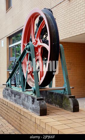 Cardiff. Mechanische Installation als öffentliche Kunst. Wicklungsgetriebe Skulptur / Einbau. August 2022. Sommer. Stockfoto