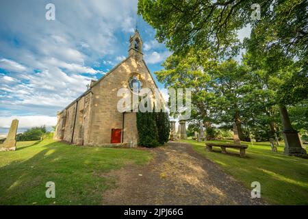 Fala, Großbritannien. 18. August 2022. Fala Church, Midlothian, Schottland, Großbritannien. Das Wetter in Großbritannien, der blaue Himmel und der strahlende Sonnenschein über der hübschen Fala Church in Midlothian. Die Pfarrkirche von Fala ist ein langes Gebäude aus dem 18.. Jahrhundert, das 1863 nach einem wirtschaftlich gotischisierten Entwurf von David Bryce in bescheidenem Stil umgebaut wurde. Bildnachweis: phil wilkinson/Alamy Live News Stockfoto