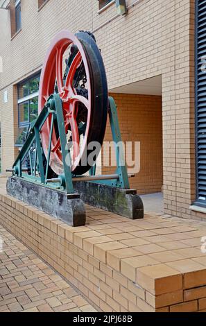 Cardiff. Mechanische Installation als öffentliche Kunst. Wicklungsgetriebe Skulptur / Einbau. August 2022. Sommer. Stockfoto