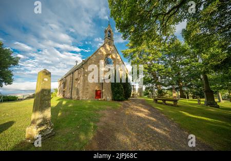 Fala, Großbritannien. 18. August 2022. Fala Church, Midlothian, Schottland, Großbritannien. Das Wetter in Großbritannien, der blaue Himmel und der strahlende Sonnenschein über der hübschen Fala Church in Midlothian. Die Pfarrkirche von Fala ist ein langes Gebäude aus dem 18.. Jahrhundert, das 1863 nach einem wirtschaftlich gotischisierten Entwurf von David Bryce in bescheidenem Stil umgebaut wurde. Bildnachweis: phil wilkinson/Alamy Live News Stockfoto