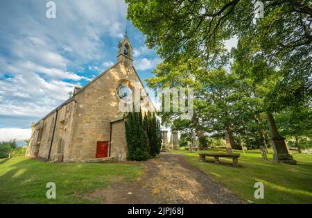 Fala, Großbritannien. 18. August 2022. Fala Church, Midlothian, Schottland, Großbritannien. Das Wetter in Großbritannien, der blaue Himmel und der strahlende Sonnenschein über der hübschen Fala Church in Midlothian. Die Pfarrkirche von Fala ist ein langes Gebäude aus dem 18.. Jahrhundert, das 1863 nach einem wirtschaftlich gotischisierten Entwurf von David Bryce in bescheidenem Stil umgebaut wurde. Bildnachweis: phil wilkinson/Alamy Live News Stockfoto