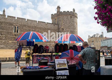 Windsor, Großbritannien. 18.. August 2022. Ein Mann verkauft Windsor und London Geschenke an Touristen. Die Stadt wird wieder viel geschäftiger. Quelle: Maureen McLean/Alamy Stockfoto