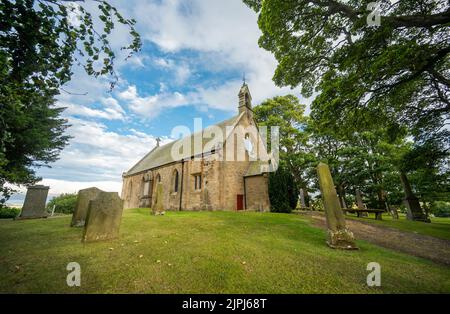 Fala, Großbritannien. 18. August 2022. Fala Church, Midlothian, Schottland, Großbritannien. Das Wetter in Großbritannien, der blaue Himmel und der strahlende Sonnenschein über der hübschen Fala Church in Midlothian. Die Pfarrkirche von Fala ist ein langes Gebäude aus dem 18.. Jahrhundert, das 1863 nach einem wirtschaftlich gotischisierten Entwurf von David Bryce in bescheidenem Stil umgebaut wurde. Bildnachweis: phil wilkinson/Alamy Live News Stockfoto