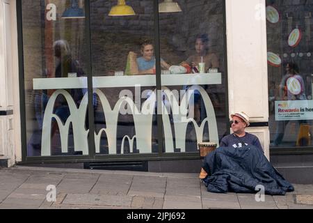 Windsor, Großbritannien. 18.. August 2022. In Windsor betteln die Menschen um Geld, besonders an den Tagen, an denen es einen Wachwechsel gibt und in der Stadt viel los ist. Quelle: Maureen McLean/Alamy Stockfoto