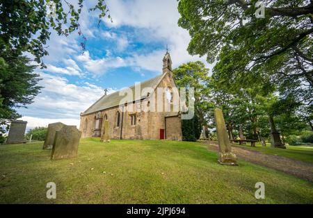 Fala, Großbritannien. 18. August 2022. Fala Church, Midlothian, Schottland, Großbritannien. Das Wetter in Großbritannien, der blaue Himmel und der strahlende Sonnenschein über der hübschen Fala Church in Midlothian. Die Pfarrkirche von Fala ist ein langes Gebäude aus dem 18.. Jahrhundert, das 1863 nach einem wirtschaftlich gotischisierten Entwurf von David Bryce in bescheidenem Stil umgebaut wurde. Bildnachweis: phil wilkinson/Alamy Live News Stockfoto