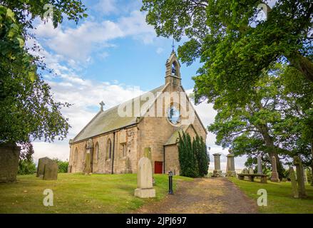 Fala, Großbritannien. 18. August 2022. Fala Church, Midlothian, Schottland, Großbritannien. Das Wetter in Großbritannien, der blaue Himmel und der strahlende Sonnenschein über der hübschen Fala Church in Midlothian. Die Pfarrkirche von Fala ist ein langes Gebäude aus dem 18.. Jahrhundert, das 1863 nach einem wirtschaftlich gotischisierten Entwurf von David Bryce in bescheidenem Stil umgebaut wurde. Bildnachweis: phil wilkinson/Alamy Live News Stockfoto