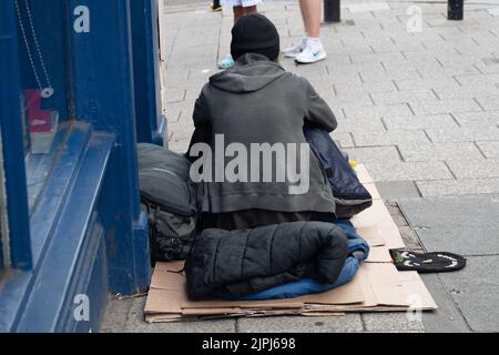 Windsor, Großbritannien. 18.. August 2022. In Windsor betteln die Menschen um Geld, besonders an den Tagen, an denen es einen Wachwechsel gibt und in der Stadt viel los ist. Quelle: Maureen McLean/Alamy Stockfoto