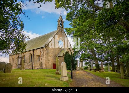 Fala, Großbritannien. 18. August 2022. Fala Church, Midlothian, Schottland, Großbritannien. Das Wetter in Großbritannien, der blaue Himmel und der strahlende Sonnenschein über der hübschen Fala Church in Midlothian. Die Pfarrkirche von Fala ist ein langes Gebäude aus dem 18.. Jahrhundert, das 1863 nach einem wirtschaftlich gotischisierten Entwurf von David Bryce in bescheidenem Stil umgebaut wurde. Bildnachweis: phil wilkinson/Alamy Live News Stockfoto