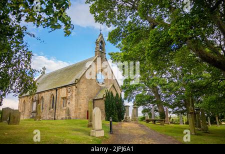 Fala, Großbritannien. 18. August 2022. Fala Church, Midlothian, Schottland, Großbritannien. Das Wetter in Großbritannien, der blaue Himmel und der strahlende Sonnenschein über der hübschen Fala Church in Midlothian. Die Pfarrkirche von Fala ist ein langes Gebäude aus dem 18.. Jahrhundert, das 1863 nach einem wirtschaftlich gotischisierten Entwurf von David Bryce in bescheidenem Stil umgebaut wurde. Bildnachweis: phil wilkinson/Alamy Live News Stockfoto