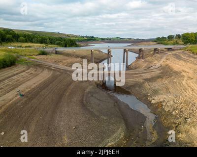 Eine alte Brücke wird während eines der heißesten Sommer in UK 2022 am Baitings Reservoir enthüllt Stockfoto