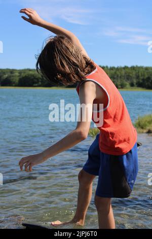 Scarborough Marsh, spielt im Wasser, Kind spielt in der Nähe von Wasser, sonniger Tag am Fluss Stockfoto