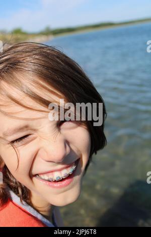 Lächelndes Kind mit Zahnspangen Stockfoto