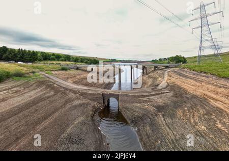 Eine alte Brücke wird während eines der heißesten Sommer in UK 2022 am Baitings Reservoir enthüllt Stockfoto