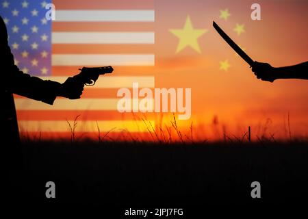 Katana gegen Revolver kämpfen im Feld. Militärischer Konflikt in Asien. Schlacht der großen Länder. USA, Taiwan gegen China im Konzept des politischen Weltkriegs Stockfoto