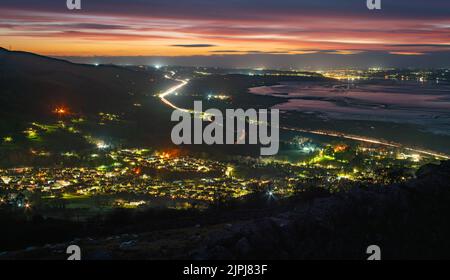 Llanfairfechan, die Menai-Straße, Bangor und Anglesey, aufgenommen im Januar 2022. Die 3 Grafschaften Anglesey, Gwynedd und Conwy sind zu sehen. Stockfoto