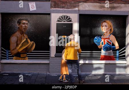 Ein Wandgemälde, das den Führungswettbewerb der Konservativen Partei zwischen Liz Truss und Rishi Sunak in der Hill Street im Stadtzentrum von Belfast, Nordirland, darstellt. Stockfoto