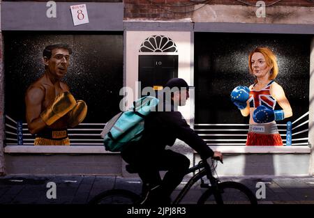 Ein Wandgemälde, das den Führungswettbewerb der Konservativen Partei zwischen Liz Truss und Rishi Sunak in der Hill Street im Stadtzentrum von Belfast, Nordirland, darstellt. Stockfoto