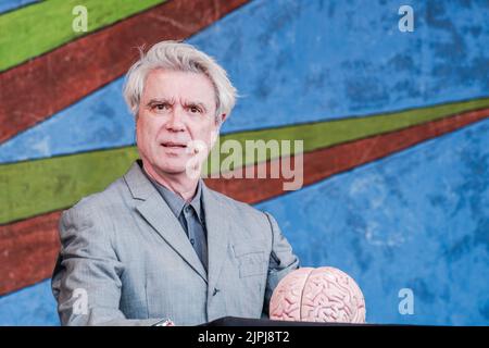 NEW ORLEANS, LA, USA - 29. APRIL 2018: David Byrne posiert mit einem Kopf beim Star seines Sets beim New Orleans Jazz and Heritage Festival 2018 Stockfoto