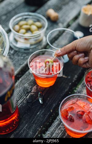 Zubereitung von aperol Spritz Cocktails im Freien auf dem Picknicktisch Stockfoto