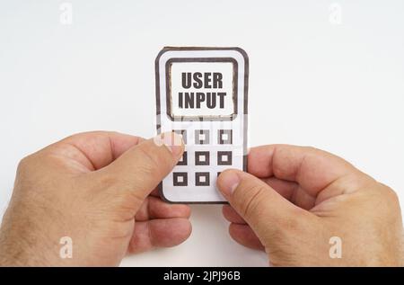 Technologie- und Sicherheitskonzept. Auf weißem Hintergrund, in den Händen einer Person, ein Pappmodell eines Telefons mit einer Aufschrift auf dem Bildschirm - Stockfoto