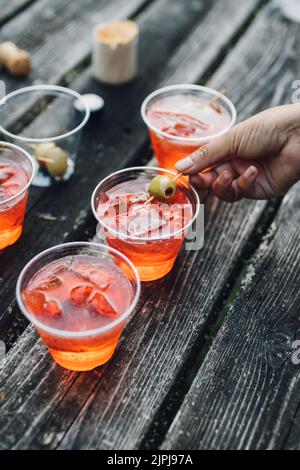 Zubereitung von aperol Spritz Cocktails im Freien auf dem Picknicktisch Stockfoto