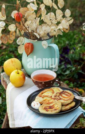 Pfannkuchen mit Vollkornbrot, serviert mit Tee im Garten. Rustikaler Stil. Stockfoto