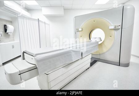 Computertomographie-Scanner in der Radiologieabteilung des Krankenhauses. CT-Scan Stockfoto
