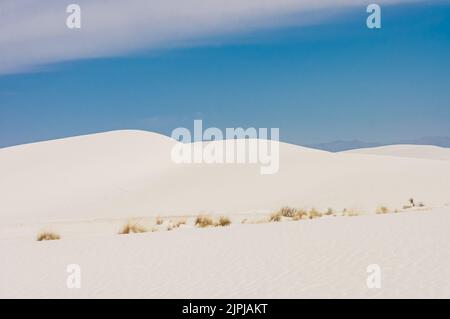 Wunderschöne Farben und Lichter der White Sands National Parks unter einem wunderschönen blauen Himmel, New Mexico, Nützliche Rückseite Stockfoto