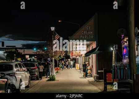 West Yellowstone, Montana - 17. Juli 2022: Geschäfte in der Innenstadt, mit Restaurants und Souvenirläden in der Touristenstadt West Yellowstone Stockfoto