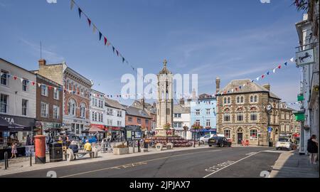 War memorail zu den Weltkriegen 1. und 2. und Marktständen im Zentrum von Launceston, Cornwall, Großbritannien am 13. August 2022 Stockfoto