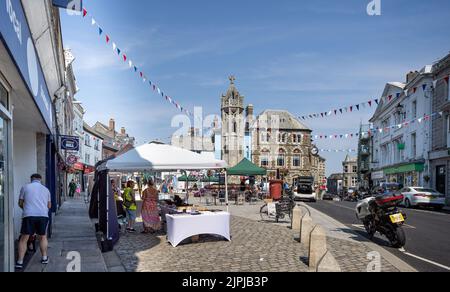 War memorail zu den Weltkriegen 1. und 2. und Marktständen im Zentrum von Launceston, Cornwall, Großbritannien am 13. August 2022 Stockfoto