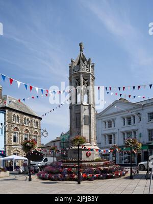 War memorail zu den Weltkriegen 1. und 2. und Marktständen im Zentrum von Launceston, Cornwall, Großbritannien am 13. August 2022 Stockfoto