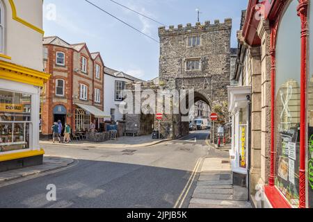 Memorial Arch feiert das Jubiläum von Queen Victoria am 13. August 2022 in der Southgate Street, Launceston, Cornwall, Großbritannien Stockfoto